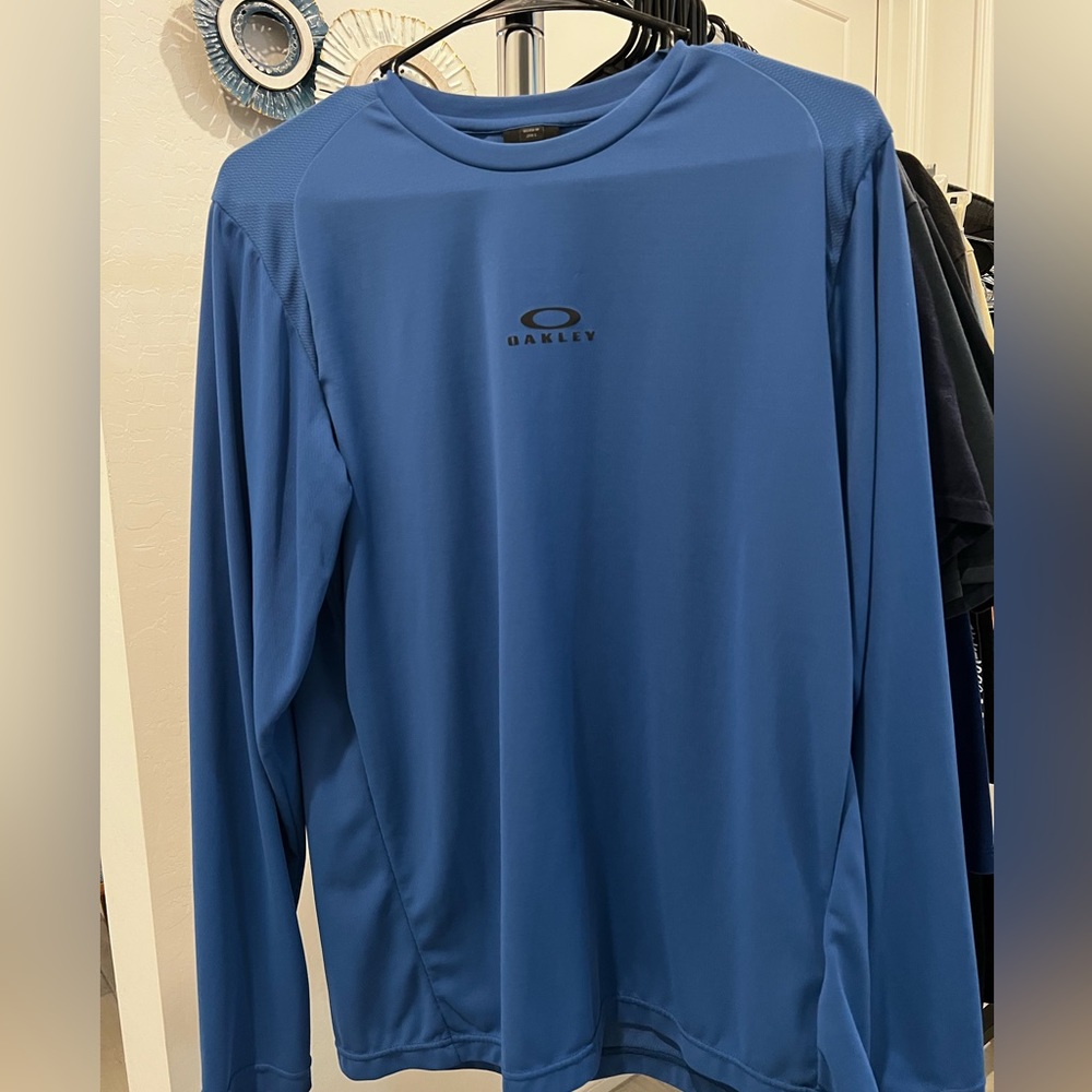Oakley - Medium - performance long sleeve shirt